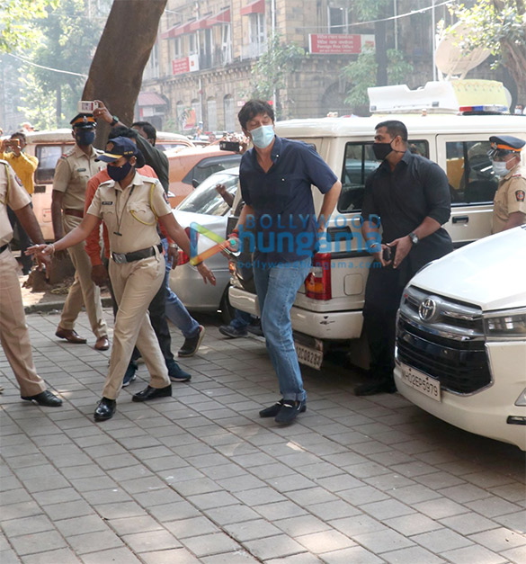 photos ananya panday with father chunky pandey arrives at the ncb office 5