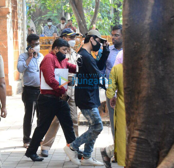 photos aryan khan at ncb office 1