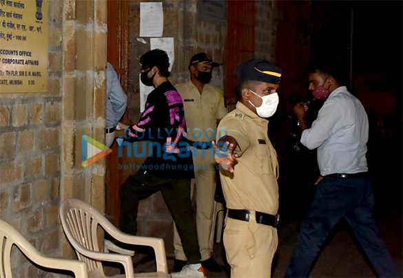 photos aryan khan snapped at ncb office 6
