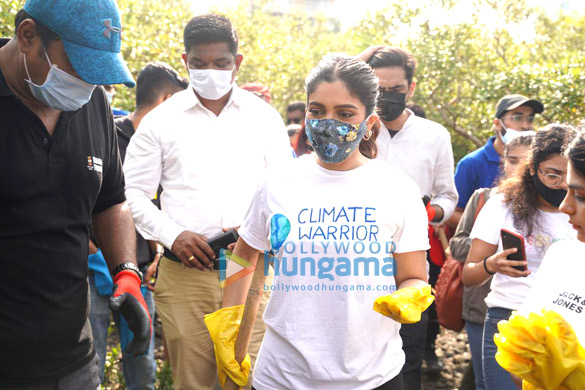 photos bhumi pednekar snapped participating in the beach cleanup drive at carter road bandra 3