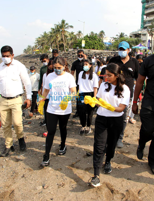 photos bhumi pednekar snapped participating in the beach cleanup drive at carter road bandra 4