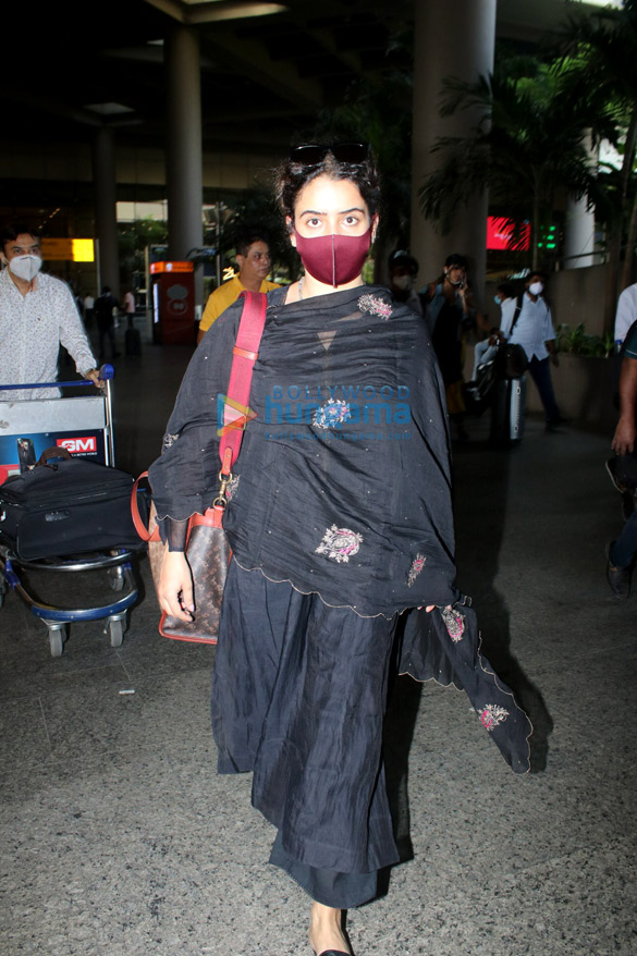 photos dharmendra sanya malhotra ayushmann khurrana and others snapped at the airport 2