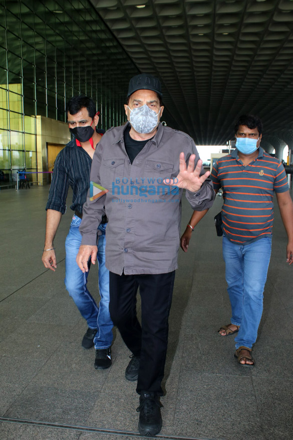 photos dharmendra sanya malhotra ayushmann khurrana and others snapped at the airport 5