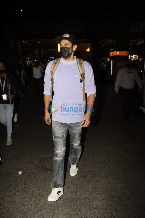 photos janhvi kapoor aditya roy kapur and sunny kaushal snapped at the airport 4