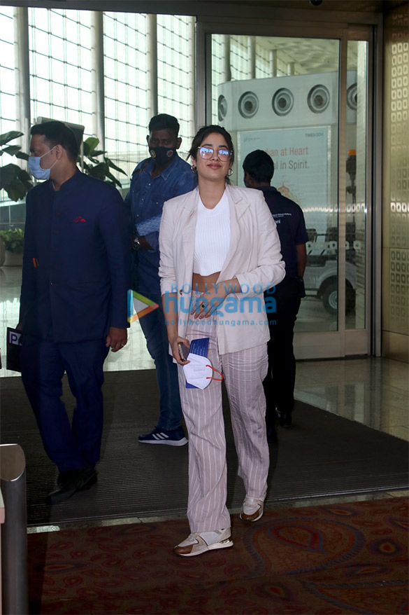 photos janhvi kapoor and katrina kaif snapped at the airport 3