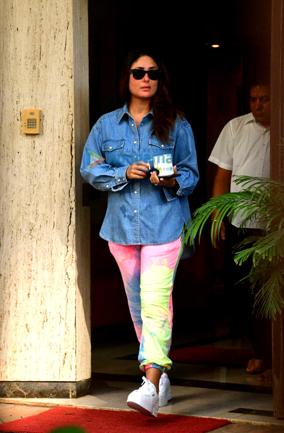 photos kareena kapoor khan saif ali khan and jehangir ali khan spotted in bandra 5