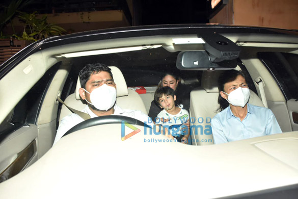 photos kareena kapoor khan snapped with her son taimur ali khan at karisma kapoors house 1