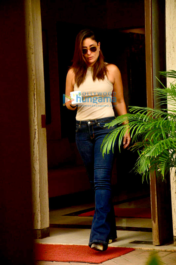 Photos: Kareena Kapoor Khan spotted in Bandra Photos: Kareena Kapoor Khan spotted in Bandra