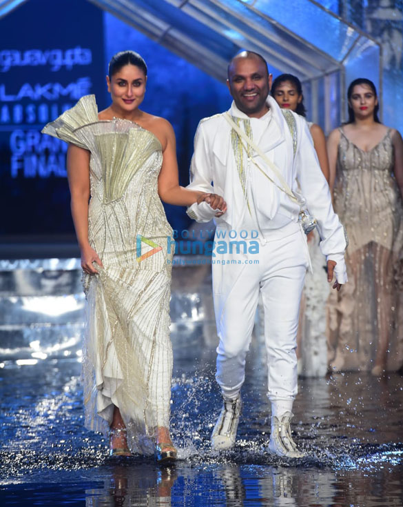 Photos: Kareena Kapoor Khan walks the ramp for Gaurav Gupta at Lakme Fashion Week 2021 grand finale Photos: Kareena Kapoor Khan walks the ramp for Gaurav Gupta at Lakme Fashion Week 2021 grand finale