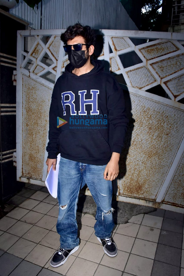 photos kartik aaryan and paresh rawal snapped at rohit dhawans office in juhu 1