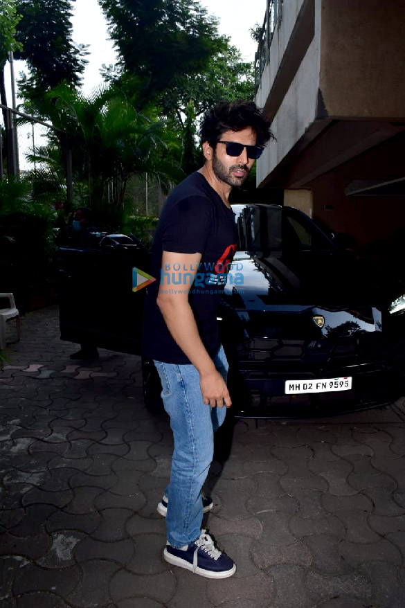 Photos: Kartik Aaryan snapped in Juhu