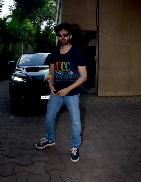 photos kartik aaryan snapped in juhu 3 13