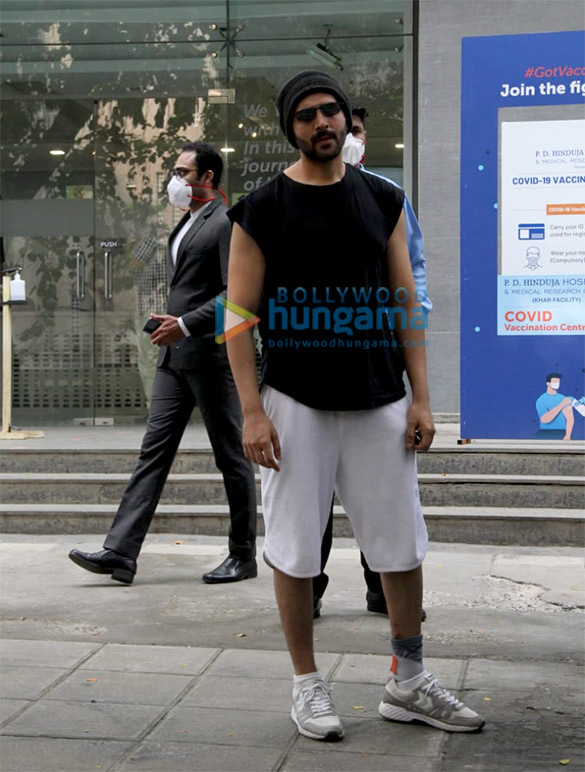 Photos: Kartik Aaryan spotted outside Hinduja hospital in Bandra Photos: Kartik Aaryan spotted outside Hinduja hospital in Bandra