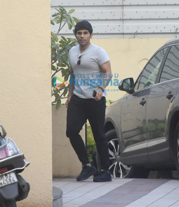 photos kiara advani varun dhawan and allu sirish snapped at a dance class in bandra 9