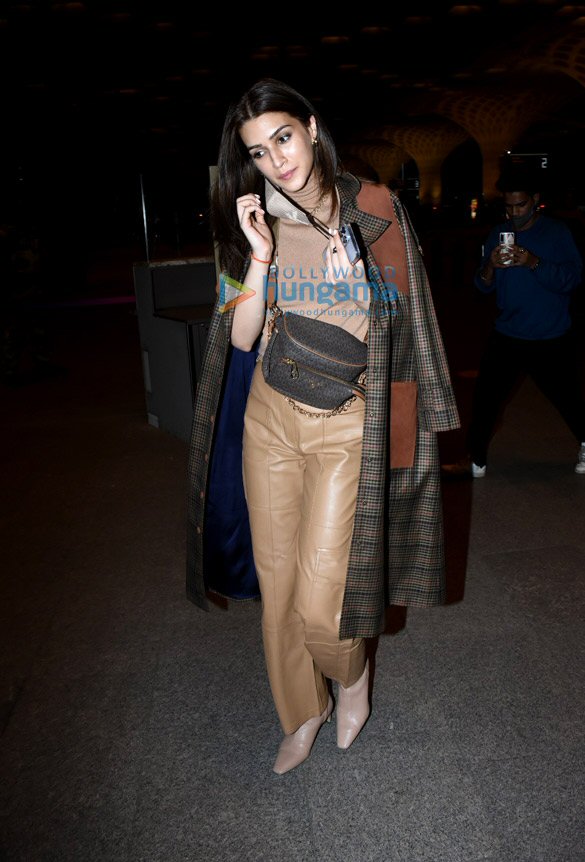photos kriti sanon and tiger shroff snapped at the airport 1