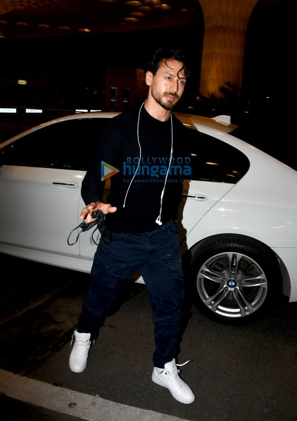 photos kriti sanon and tiger shroff snapped at the airport 6