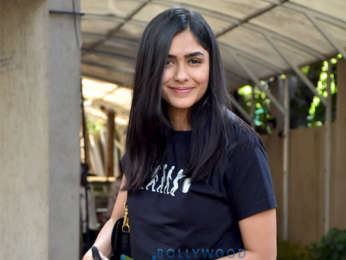 Photos: Mrunal Thakur snapped at Bblunt salon in Juhu | Parties & Events -  Bollywood Hungama