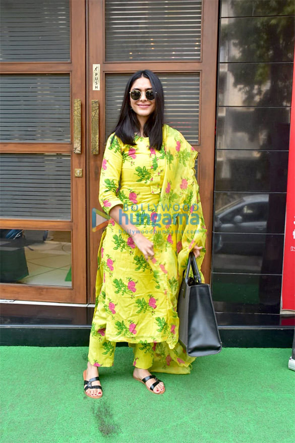 photos mrunal thakur snapped in juhu 1