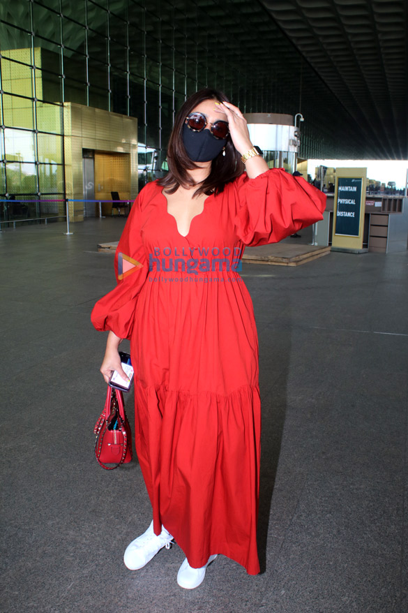 photos pooja hegde ileana dcruz and mrunal thakur snapped at the airport 2