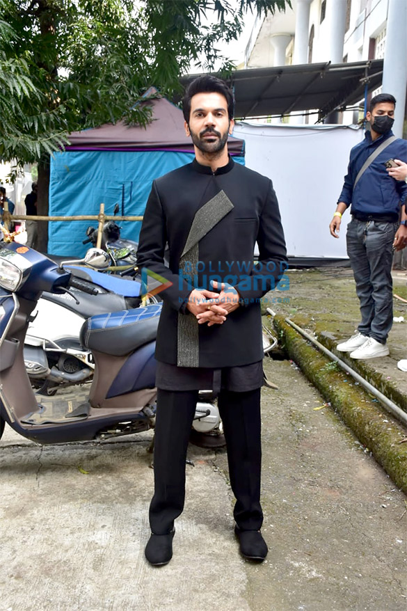 photos rajkummar rao and kriti sanon spotted promoting their film hum do hamare do on the sets of kbc 2