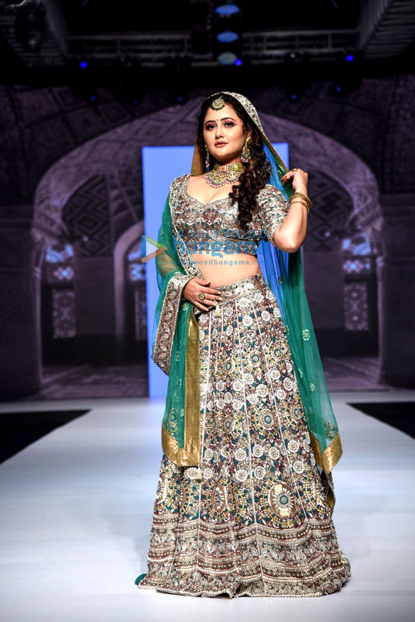 photos rashami desai walks the ramp at the bombay times fashion week 2021 2
