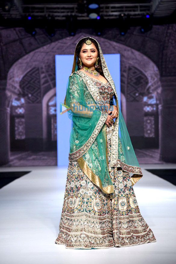 photos rashami desai walks the ramp at the bombay times fashion week 2021 4