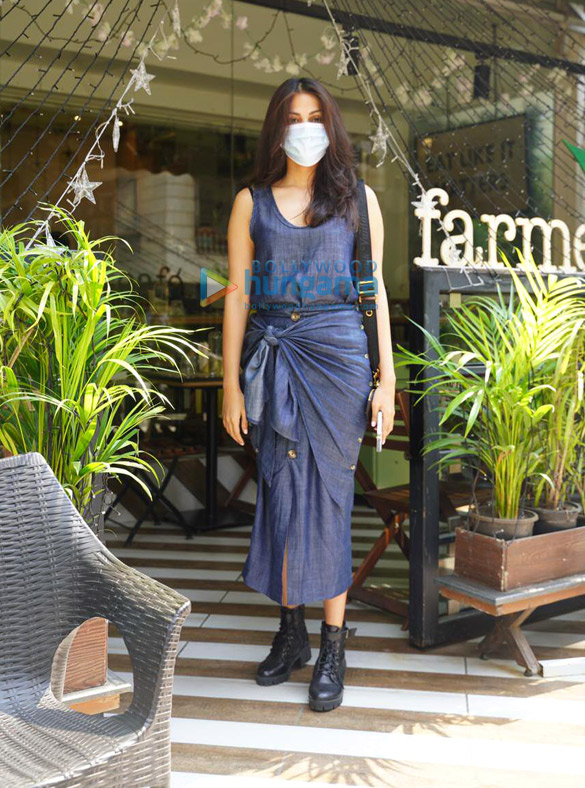 photos rhea chakraborty spotted at the farmers cafe 2