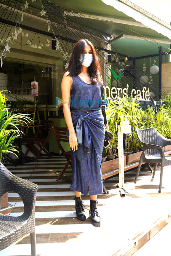 photos rhea chakraborty spotted at the farmers cafe 3