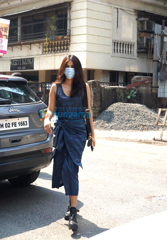 photos rhea chakraborty spotted at the farmers cafe 4