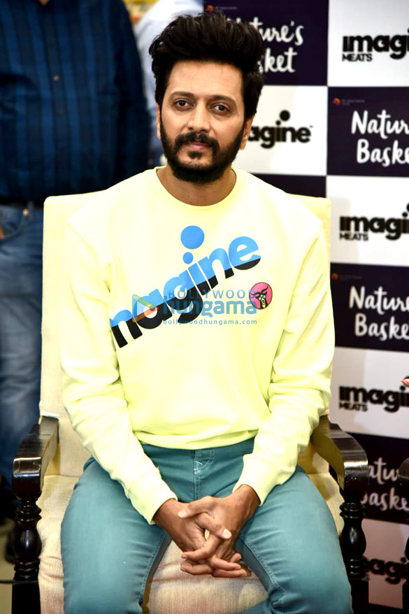 photos riteish deshmukh and genelia dsouza snapped in delhi for the launch of their brand imagine meats at natures basket 5