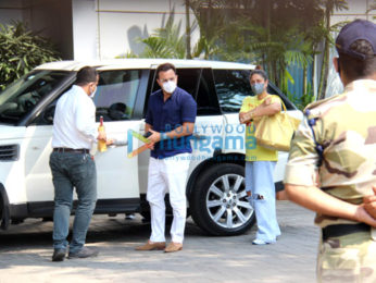 Photos: Saif Ali Khan and Kareena Kapoor Khan with son Taimur Ali Khan spotted at Kalina airport