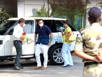 Photos: Saif Ali Khan and Kareena Kapoor Khan with son Taimur Ali Khan spotted at Kalina airport