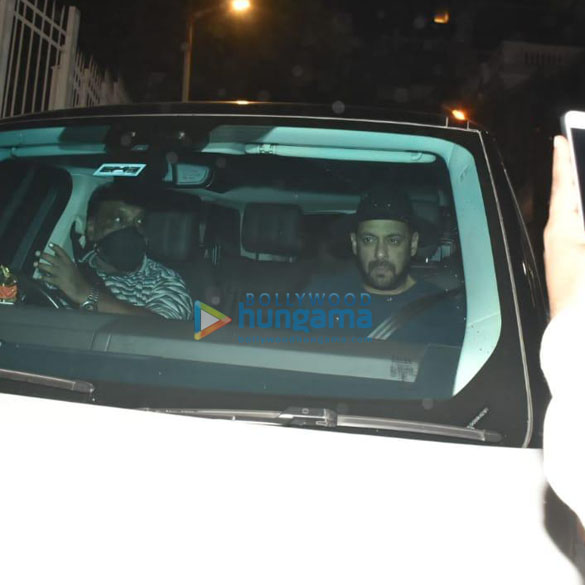 photos salman khan snapped at shah rukh khans house in bandra 3