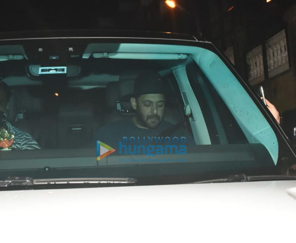 photos salman khan snapped at shah rukh khans house in bandra 4