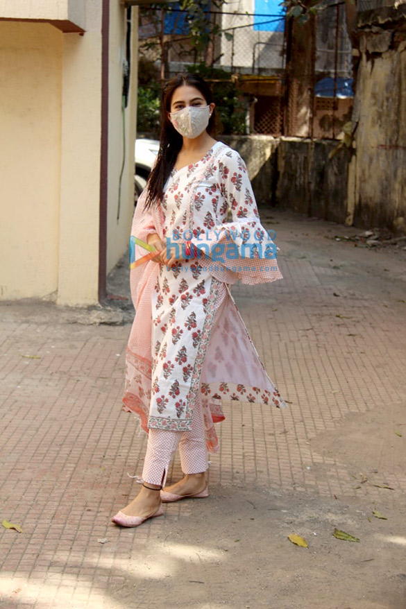 photos sara ali khan and pooja hegde spotted at gym 1