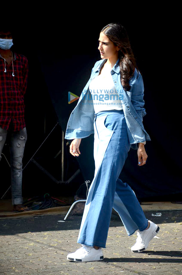 photos sara ali khan snapped shooting in lokhandwala 2