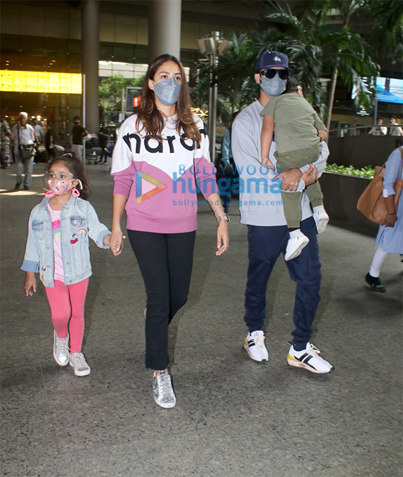 photos shahid kapoor mira rajput bobby deol and others snapped at the airport 4
