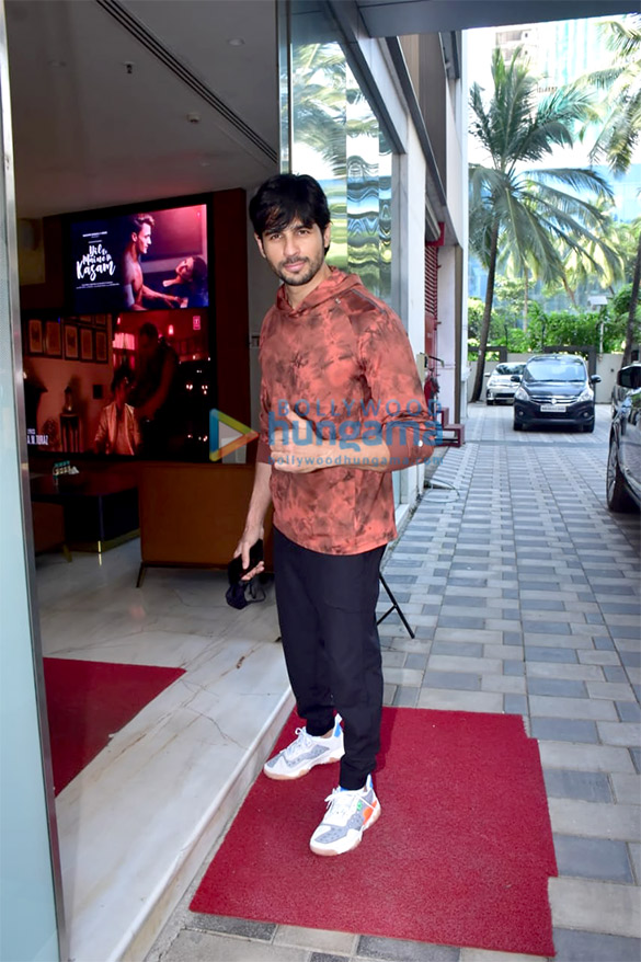 Photos: Sidharth Malhotra and Nora Fatehi snapped at the T-Series office in Andheri Photos: Sidharth Malhotra and Nora Fatehi snapped at the T-Series office in Andheri