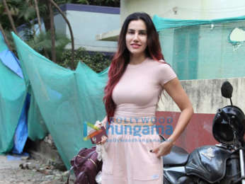Photos: Sonnalli Seygall spotted in Khar