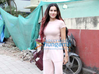Photos: Sonnalli Seygall spotted in Khar