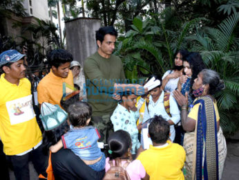 Photos: Sonu Sood snapped meeting fans