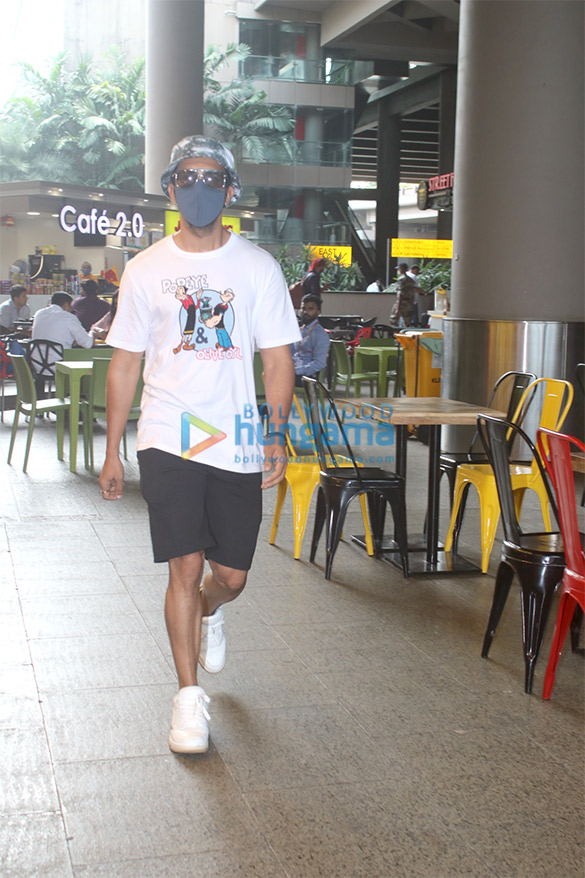 photos sunny leone and rajkummar rao snapped at the airport 2