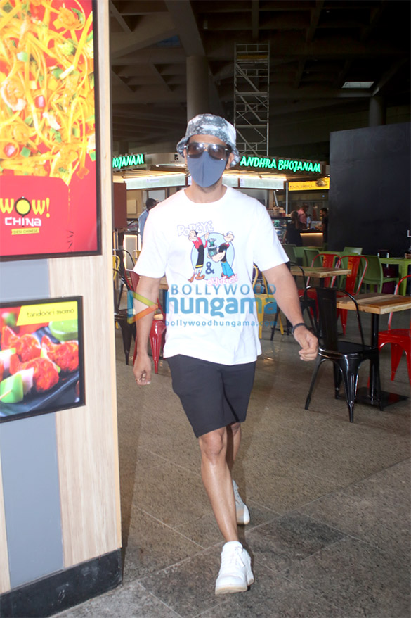 photos sunny leone and rajkummar rao snapped at the airport 4