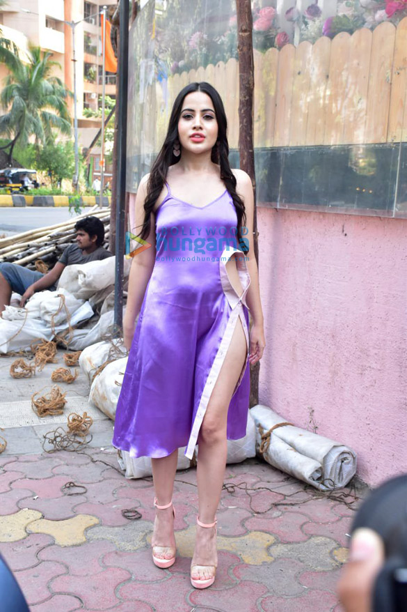 photos urfi javed snapped in juhu 5