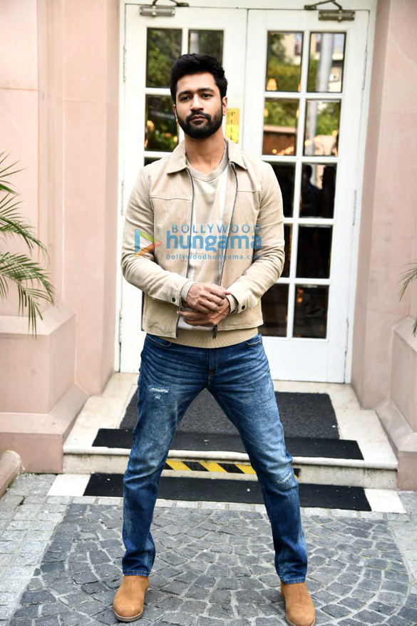 photos vicky kaushal shoojit sircar and ronnie lahiri snapped promoting sardar udham in new delhi 6