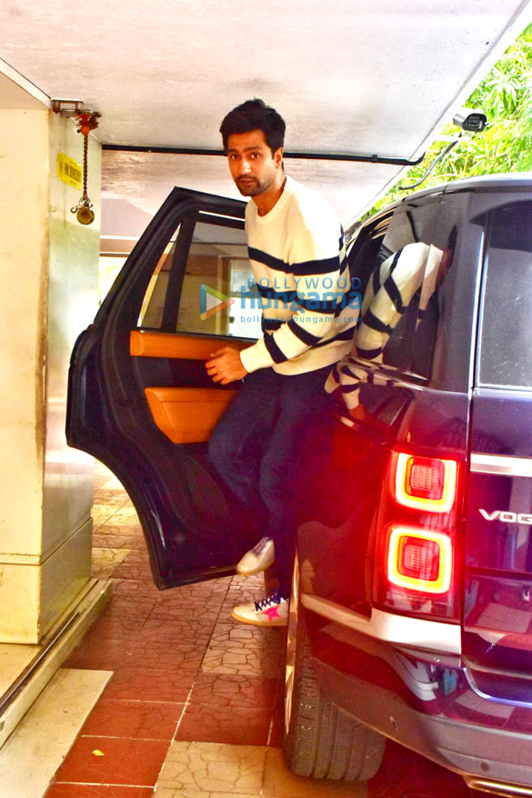 photos vicky kaushal snapped in juhu 4
