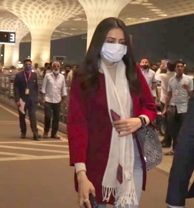 Rakul Preet Singh spotted in casual wear carrying a bag worth Rs. 2.5 lakh