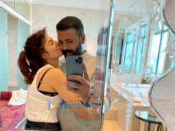 EXCLUSIVE: Jacqueline Fernandez kisses conman Sukesh Chandrasekhar in this mirror selfie