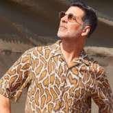 Akshay Kumar Recreates His Iconic Phir Hera Pheri Pose Flaunts Side Wala Swag Bollywood