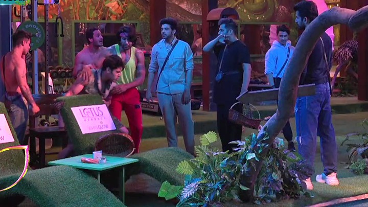 BIGG BOSS 15 – Simba and Umar get into an UGLY spat | Sneak Peek | BB 15 Fights & Nomination BIGG BOSS 15 – Simba and Umar get into an UGLY spat | Sneak Peek | BB 15 Fights & Nomination